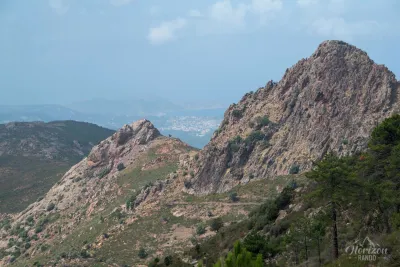 Début de l'ascension, Calvi au loin