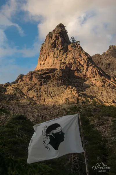 Le drapeau corse flotte sur la terrasse du refuge de Carrozzu