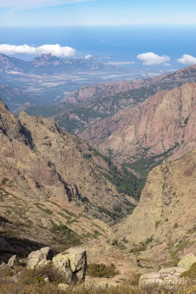 Gorges de Muvrella, la baie de Calvi au loin