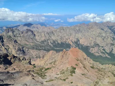 Vue à l'ouest depuis le sommet du Cinto, Calvi au loin