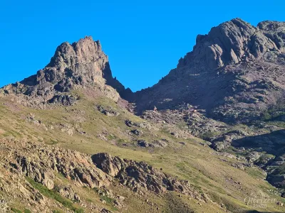 The Ciottulu di i Mori refuge at the foot of Capu Tafunato and Paglia Orba