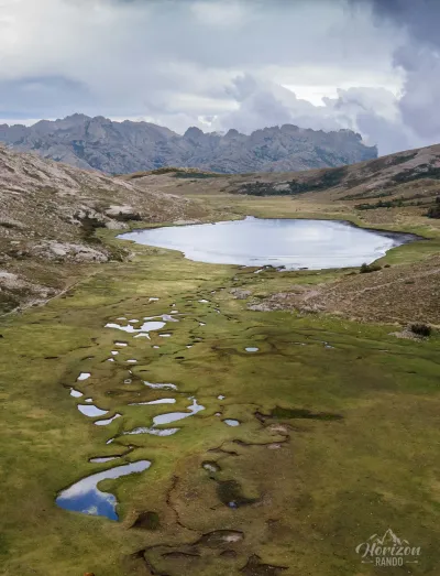 Lac de Nino et ses nombreuses pozzines (vue drone)