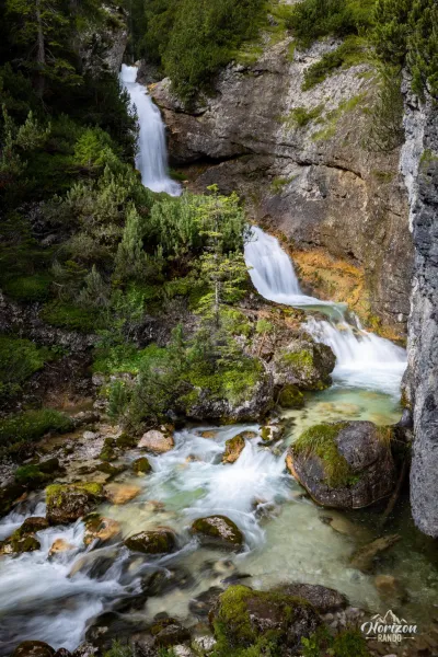 L'une des nombreuses cascades du torrent Fanes Cascades du torrent Fanes, Dolomites