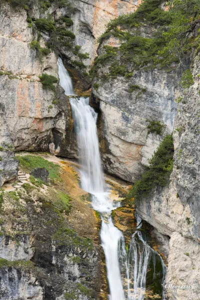 Passage de via ferrata derrière la Chute de Fanes Passage de via ferrata derrière la cascade de Fanes, Dolomites