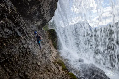 Passage en via ferrata derrière la cascade de Sbarco de Fanes Passage en via ferrata derrière la cascade de Sbarco de Fanes, Dolomites