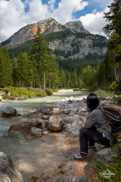 Moment de contemplation le long du torrent Fanes, Croda dei Ciadis en arrière-plan Randonneur contemplant le torrent de Fanes avec la Croda dei Ciadis, Dolomites