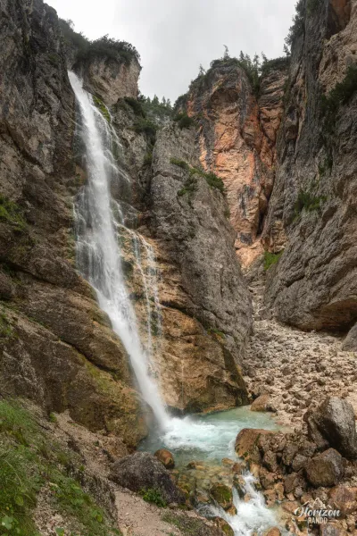 Chute de Fanes et canyon aux parois colorées Canyon coloré aux parois ocre et cascade de Fanes, Dolomites