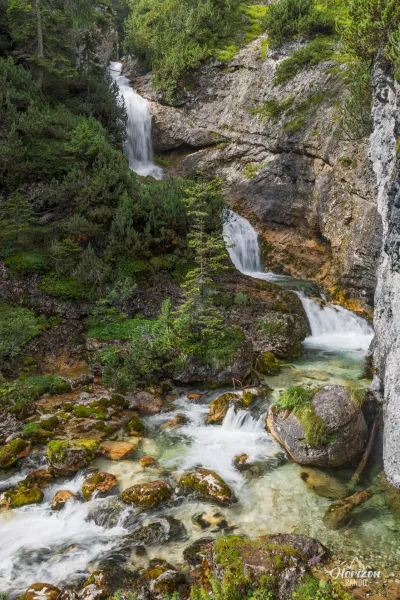 L'une des nombreuses cascades du torrent Fanes Cascade sur le torrent de Fanes en remontant le canyon, Dolomites