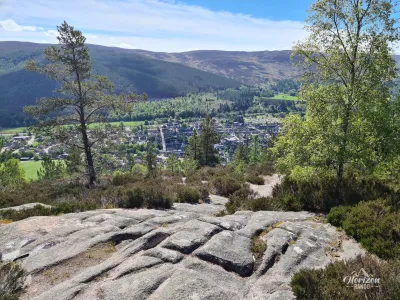 Premières vues dégagées sur la région et notamment le village de Ballater