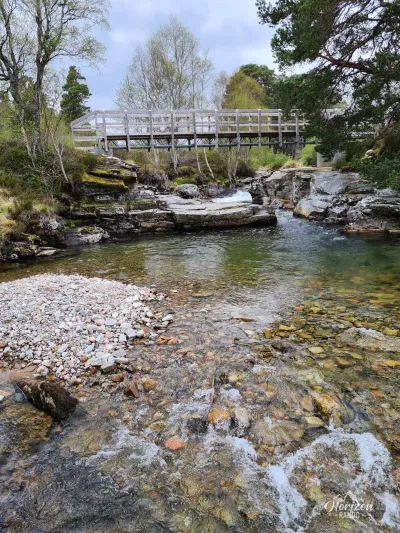 Passerelle permettant de traverser la rivière
