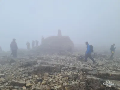 Sommet de Ben Nevis sous les nuages