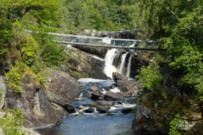 Pont suspendu au dessus de Rogie Falls