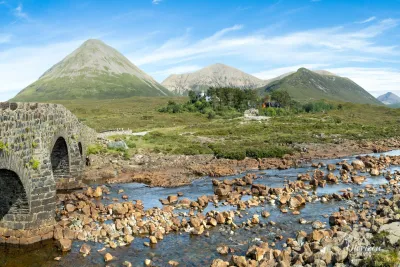Pont en pierre de Sligachan. Glamaig à gauche et Beinn Dearg au centre.