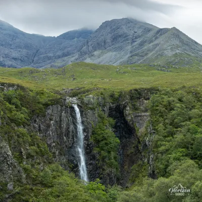Chutes d'eau de Eas Mòr devant Sgùrr Dearg