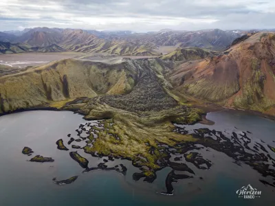 Coulée de lave dans le lac de Frostastaðavatn (vue drone)