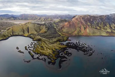 Coulée de lave dans le lac de Frostastaðavatn (vue drone)