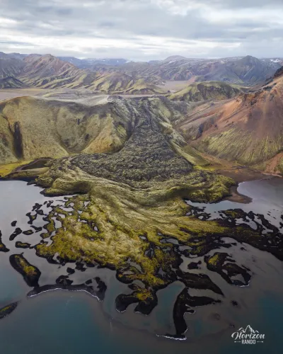 Coulée de lave dans le lac de Frostastaðavatn (vue drone)