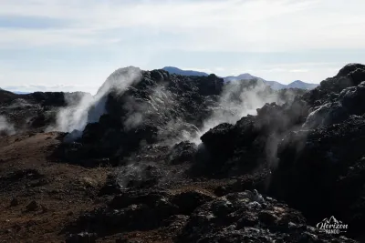 La fumée s'échappe encore du sol