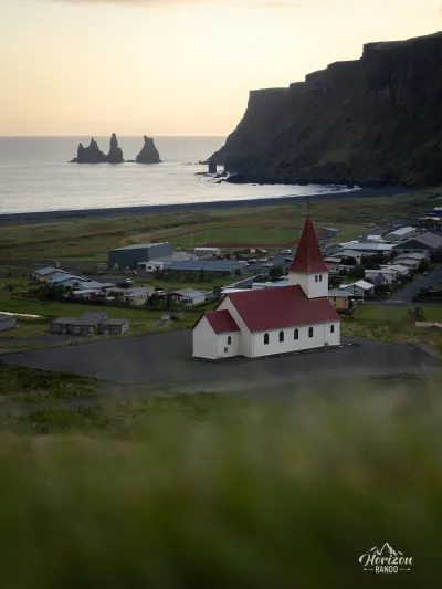 Église de Vik et Reynisdrangar