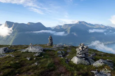 Numerous cairns at the summit Numerous cairns at the summit