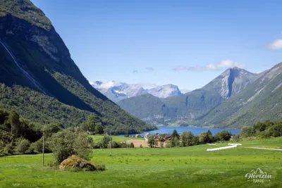 View from the parking lot in the village of Øye