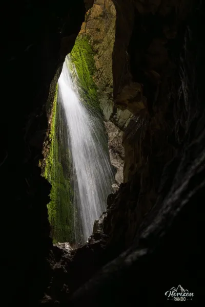 La chute d'eau de la première grotte