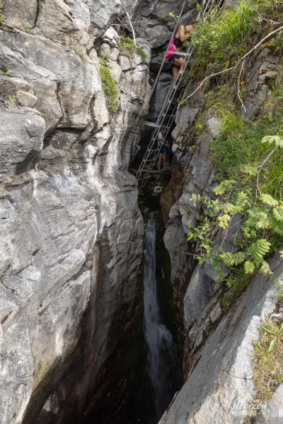 Accès à la deuxième grotte via une échelle fixe