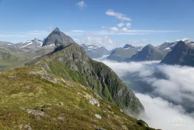 The Urkeegga ridge and the pyramidal summit of Slogen on the left La crête de Urkeegga et le sommet pyramidal de Slogen sur la gauche