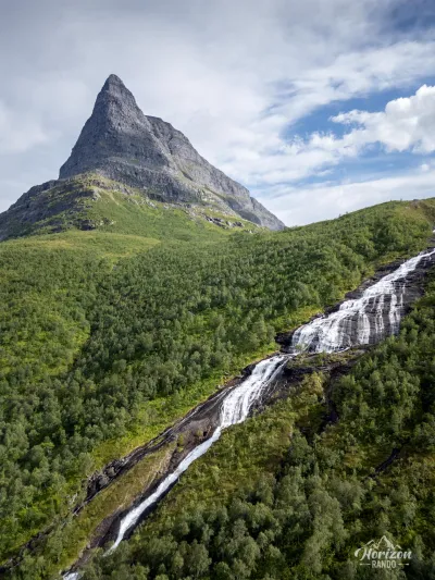 Innerdalstarnet (drone shot) Innerdalstarnet (drone shot)