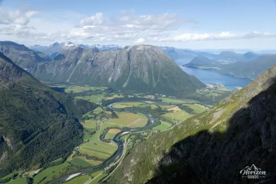 Romsdalen, la ville d’Åndalsnes et le fjord Romsdalfjorden Romsdalen, la ville d’Åndalsnes et le fjord Romsdalfjorden