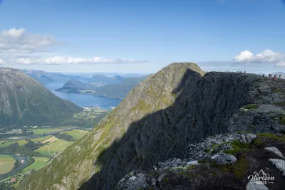 Arrivée sur la crête de Romsdalseggen Arrivée sur la crête de Romsdalseggen