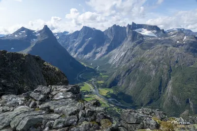 Le mur des Trolls et le sommet de Romsdalshornet depuis Blånebba Le mur des Trolls et le sommet de Romsdalshornet depuis Blånebba