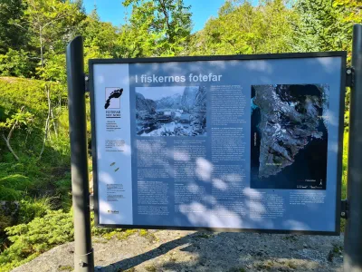Information panel and trailhead to the west Information panel and trailhead to the west