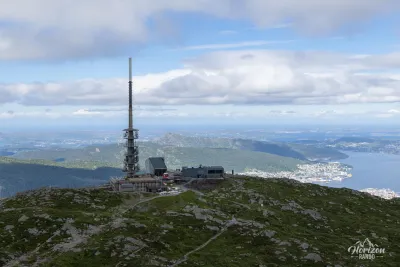 Antenna, and arrival of the cable car Antenna, and arrival of the cable car