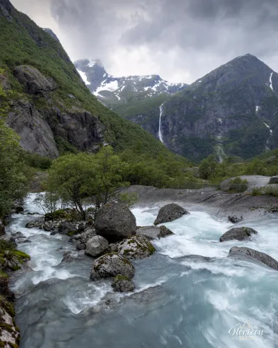 Le tumultueux torrent Briksdalselva