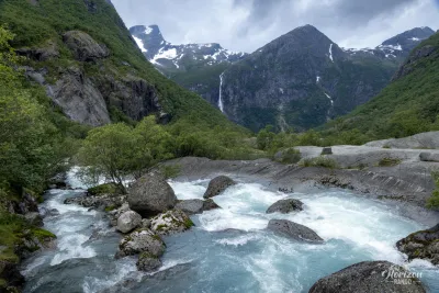 Le tumultueux torrent Briksdalselva