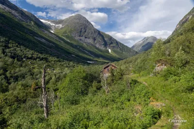 Premières vues, à la sortie de la forêt Premières vues, à la sortie de la forêt