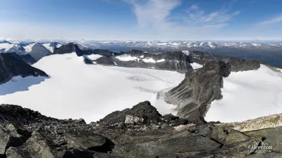 Panorama from the summit, surrounded by glaciers Panorama from the summit, surrounded by glaciers