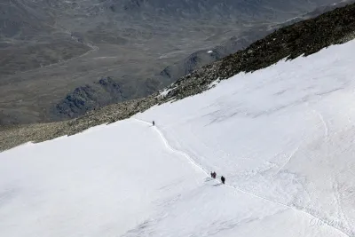 Descent on snowfields—a treat for the knees! Descent on snowfields—a treat for the knees!