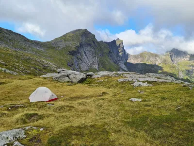 Branntuva (701 m) et Brasråstindan (857 m)