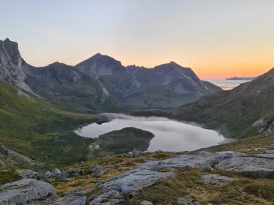 Sommets de Ulstinden et Kitinden, lac de Fageråvatnet