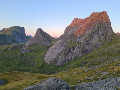 Sommet de Kråkhammartinden (713 m) à l'aube