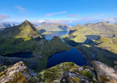 Brynliskartinden summit (798 m) on the left, Munken (797 m) above Lake Tennesvatnet on the right Brynliskartinden summit (798 m) on the left, Munken (797 m) above Lake Tennesvatnet on the right