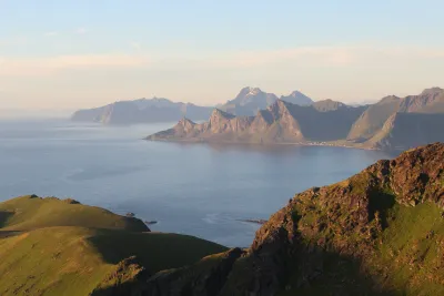 Røren summit/plateau on the left, Himmeltindan (962 m) in the center and village of Vikten Røren summit/plateau on the left, Himmeltindan (962 m) in the center and village of Vikten