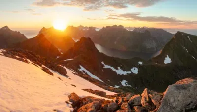 Soleil de minuit vu depuis le sommet du Munken, Lofoten, Norvège
