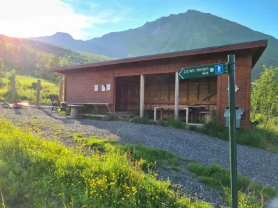 Start of the hike Shelter at the start of the hike to Hesten