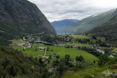 Panorama du village de Flåm et du fjord d'Aurland.