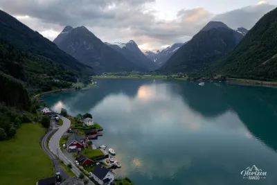 Fjærlandsfjord et Fjærland (vue drone) Fjærlandsfjord et Fjærland (vue drone)