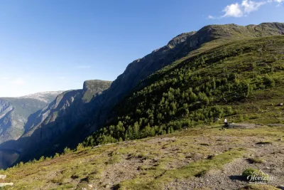 The plateau offering a view of the fjord from mid-height. The Røyrgrind viewpoint at the top on the right.