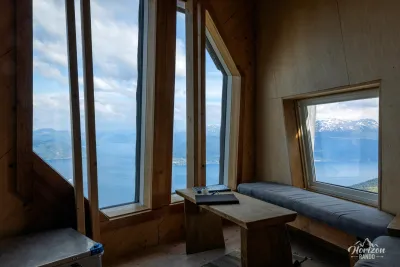 Design refuge at the summit of Raudmelen Design refuge at the summit of Raudmelen